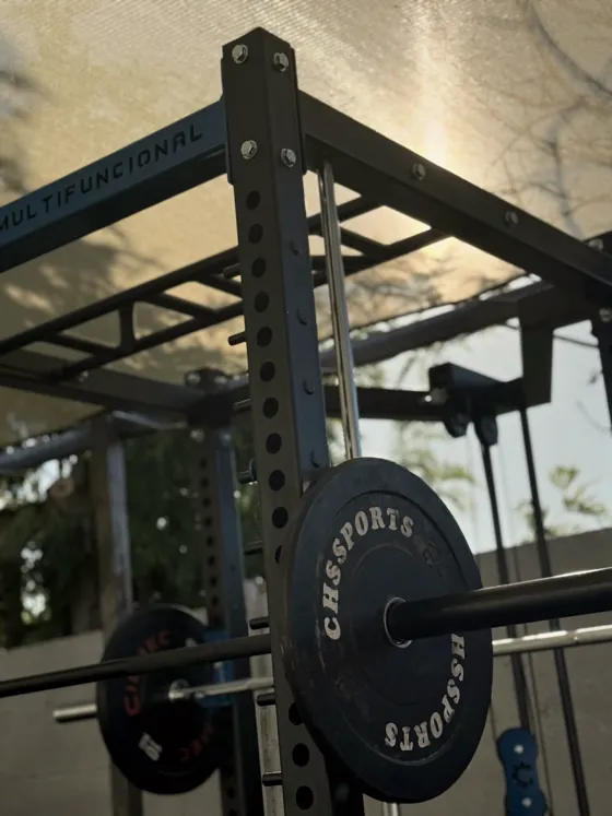 Rack multifuncional con barra y discos